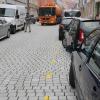 Schilder und eine gelbe Markierung zeigen nun im neu gepflasterten Teil der Bäckergasse an, wo geparkt werden darf und wo nicht. 