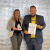 Unser Bild zeigt CEO Philipp Erik Breitenfeld und Lidija Fischer, CFO & Prokuristin, mit der Auszeichnung.  	
