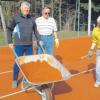 Sie sorgten durch ihren Fleiß, dass sich die Tennisplätze des TC Frauenstetten zum Saisonauftakt in einem guten Zustand präsentieren. Von links: Helmut Glöckler, Dieter Wiegand und der Ehrenvorsitzende des TCF, Anton Aumiller. 
