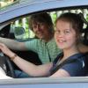 Klartexterin Katrin Steger (vorne) hat den Führerschein mit 17 Jahren und darf Auto fahren. Voraussetzung: Ihre Mutter Sabine oder Vater Michael muss auf dem Beifahrersitz Platz nehmen und sie beim Fahren begleiten.