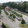 Der Park-and-Ride-Platz am Bahnhof von Friedberg ist meist sehr voll, wie dieses Fotos zeigt, das vom Baywa-Turm aus aufgenommen wurde. Ein Parkdeck soll Abhilfe schaffen. Die Stadt will außerdem in Zusammenarbeit mit der Deutschen Bahn auch das Thema Brücke nach Friedberg-Süd angehen.  	
