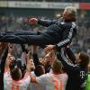 Der FC Bayern ist Deutscher Meister 2013. Die Mannschaft lässt Trainer Jupp Heynckes nach dem 1:0 Sieg in Frankfurt hochleben. 