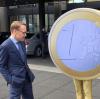 Bundesbank-Präsident Jens Weidmann neben einem als Euro verkleideten Aktionskünstler: Der einstige Wirtschaftsberater von Kanzlerin Angela Merkel ist einer der Kandidaten für das Amt des höchsten Währungshüters Europas. 