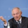 Wolfgang Schäuble glaubt an Wachstum in Griechenland und will erst 2018 prüfen, ob gegebenenfalls Erleichterungen nötig sein könnten.