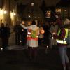 Rund 40 Menschen kamen zur Nacht der Lichter an den Friedberger Marienplatz. Mit Kerzen und Laternen ging es durch die Innenstadt. 