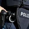 Beamte der Kripo Neu-Ulm haben in Offingen einen gesuchten Mann festgenommen. Bei ihm fanden sie Drogen und eine scharfe Waffe. 