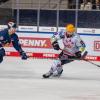 Der Bremerhavener Dominik Uher (r) behauptet den Puck gegen Jonathon Blum aus München.