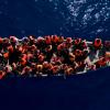 Menschen aus Eritrea, Libyen und dem Sudan warten in einem Holzboot auf die Helfer einer spanischen Nichtregierungsorganisation.