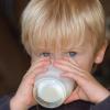 Kinder, die täglich ein Glas Kuhmilch trinken, sind der Studie zufolge im Schnitt eineinhalb Zentimeter größer.