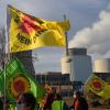 Mitglieder der Mahnwache Gundremmingen, der Bürgerinitiative Forum, der Grünen und vom Bund Naturschutz haben sich am 31. Dezember 2021 am Atomkraftwerk Gundremmingen versammelt, um dessen Abschaltung zu feiern - und auf weiterhin bestehende Gefahren hinzuweisen.