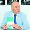 Klaus Jüttner mit seinem Buch "Sieg der Zufälle?". Foto: Seidl-Cesare