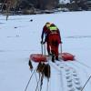 Zwei Wasserwachtler aus Donauwörth holen mit einem schwimmfähigen Eisschlitten das Hab und Gut der Eisangler ans Ufer.  	
