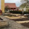 Auf dem Laugnaer Friedhof sind Bauarbeiten im Gange. Links zu sehen ist Kirchenpfleger Wilhelm Kotschner. 	
