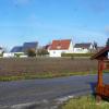 Hier soll nach den Plänen der Gemeinde Klosterlechfeld die Durchfahrt der Obermeitinger Straße enden, weil auf dem Acker der neue Kindergarten gebaut werden soll. 