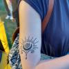Der Oberarm von Katrin Fuchs ziert nun ein Airbrush-Tattoo.