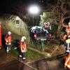 Nach einem Unfall ist ein Mann mit seinem Auto in einem Vorgarten in Unterknöringen zum Stehen gekommen. Die Feuerwehr befreite ihn aus dem Wagen.
