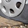 Platter Reifen: Ein Auto in Gundelfingen ist mutwillig beschädigt worden. 