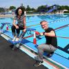 Zum Auftakt der neuen Saison im Bärenkellerbad präsentieren Betriebsleiterin Birgit Mäding und Sportreferent Jürgen Enninger die neuen Startblöcke.      