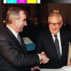Theo Waigel mit Henry Kissinger: Der wurde 1996 von der Hanns-Seidel-Stiftung mit dem Franz-Josef-Strauß-Preis geehrt.