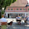 Auch das Altstadtcafé in Friedberg hat seit dieser Woche Montag wieder seinen Außenbereich geöffnet. Die Gäste müssen auf der Terrasse an der Ludwigstraße aber großen Abstand halten. 