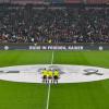 Die Mannschaften halten in der Allianz-Arena eine Schweigeminute für Franz Beckenbauer ab.
