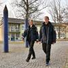 Patricia Riegg und Andy Krösch von der Sicherheitswacht Meitingen sind im Park an der Grundschule unterwegs.