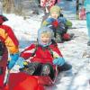 Und los geht’s: Der kalte Wind stört die Kinder im Leitershofer Waldkindergarten beim Rodeln überhaupt nicht. Hauptsache der Schlitten flitzt schnell den Hang hinunter.