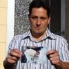 Markus Stuckenbrock, Scientology-Aussteiger und -kritiker mit einem Foto seines 2008 gestorbenen Bruders.