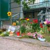 Blumen wurden am Tatort vor dem Eingangsbereich der Synagoge abgelegt.