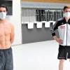 Timo Rister (links) und Linus Mikschl im Trainingszentrum des TSV Pfuhl. Die Masken dürfen auch die Kaderturner erst an den Geräten ablegen, daneben gelten weitere Corona-Regeln.  	