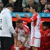 Bayerns Thomas Müller (r) spricht bei seiner Einwechslung mit Trainer Thomas Tuchel.