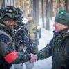 Verteidigungsminister Boris Pistorius (SPD) begrüßt Soldaten auf einem Übungsplatz.