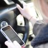 Viele Menschen haben beim Fahren das Handy in der Hand und schreiben etwa Nachrichten. Das erhöht das Unfallrisiko. 