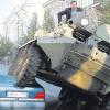 Vilnius’ Bürgermeister Arturas Zuokas fährt in einem Schützenpanzer über ein offensichtlich widerrechtlich abgestelltes Auto. 