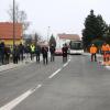 Nach drei Jahren Bauzeit ist die Blumenthaler Straße jetzt wieder frei für den Verkehr befahrbar. Sie hat jetzt einen lärmdämmenden Belag, auf jeder Seite einen Gehweg und eine Querungshilfe am Ortsausgang.