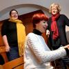 Tanja Herrmann (links)  und Claudia Stöhler (rechts) spüren den wohltuenden Effekt von Atemübungen und Singen in der Post-Covid-Selbsthilfegruppe unter Leitung der Sängerin und Stimmbildnerin Elisabeth Haumann. 