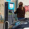 Die Stromtankstelle am Schwall ist defekt, wie Martha Petersen mit ihrem neuen E-Auto feststellen musste. 