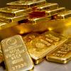 Seit mehreren Monaten steigt der Goldpreis stetig an.  Finanzexperte Sascha Straub von der Verbraucherzentrale Bayern rät Kleinanlegern jedoch vom Kauf ab.
