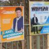 Plakatschilder-Wald am Geländer der neuen Wörnitzbrücke in Harburg. Nicht überall dürfen Kandidaten ihre Werbung anbringen. Dafür gibt es Gründe und Regeln. 	 	