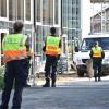 Zollbeamte vor einer Baustelle in Berlin.