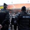 Französische Sicherheitskräfte vor einem Fußballstadion. Vor dem Start der Fußball-EM 2016 ist eine Debatte um die Sicherheitsvorkehrungen in den Spielstätten entstanden. 