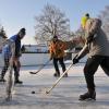 Ein Eishockeyspiel tragen auf der Eislauffläche in der Robert-Bosch-Straße in Meitingen (von links) Thomas Köhle (aus Meitingen), Denis Blaschke (aus Buttenwiesen) und Lukas Brandmayer (aus Meitingen) aus. 