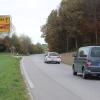 Mehr Geduld sollen Autofahrer bald brauchen, bis sie am Ortsende von Griesbeckerzell in Richtung Haunswies wieder Gas geben dürfen. Der Aichacher Stadtrat beschloss, Tempo 30  von der Kirche bis zum Kindergarten auszuweiten. Es gibt aber auch den Vorschlag, am Ortsausgang für geringere Geschwindigkeiten zu sorgen. (Archivfoto)