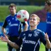 Lewis Holtby wechselt vom FC Schalke nach England zu Tottenham Hotspur. Foto: Peter Kneffel dpa