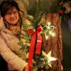 Heiß begehrt sind auf dem Obermeitinger Adventsmarkt die aufwendig gestalteten Weihnachtsdekorationen, die Daniela Steinbauer und die fleißigen Damen vom Bastelkreis in monatelanger Arbeit angefertigt haben 
