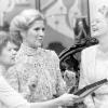  Elisabeth Wiedemann (r) mit Gustl Halenke (l) und Christiane Hörbiger spielen in dem Theaterstück "Wenn wir verheiratet sind" bei einer Probe im November 1982 in Köln. 