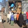 Hilfsgüter aus Donauwörth für die Ukraine: Nach der Ankunft in Bila Zerkwa standen viele Helferinnen und Helfer bereit, um die Lastwagen mit den gespendeten Waren zu entladen.