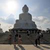 Wahrzeichen der Insel Phuket: Der 45 Meter große, mit weißem Jade-Marmor überzogene Big Buddha thront auf dem Nakkerd Hill.