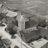 So sahen die Kirche und das Schulhaus von Rudelstetten im Jahr 1959 aus.