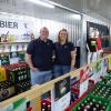 Maria und Markus Kempus stemmen den Lechblitz gemeinsam. Aktuell integrieren sie Angebote und Leistungen im Getränkemarkt, wie etwa den DPD-Paketshop oder den Kaffeeverkauf. Ab Sommer könnte es Grill-Events unter dem Label Lechblitz geben.